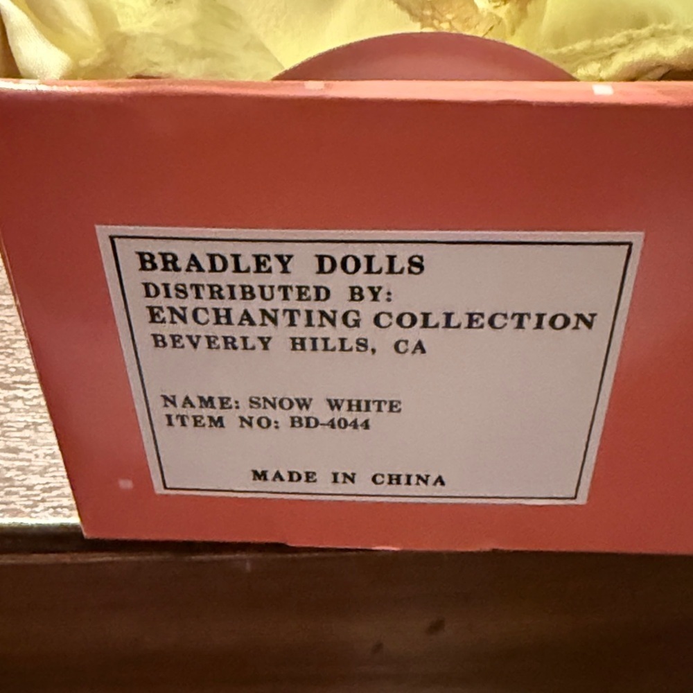 Bradley’s Collectible Dolls: Snow White - Picture 4 of 10